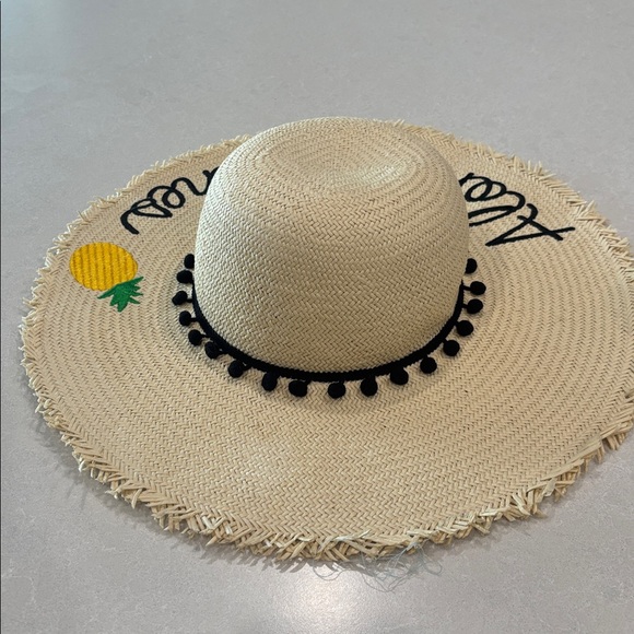 Beach Hat - Picture 3 of 4